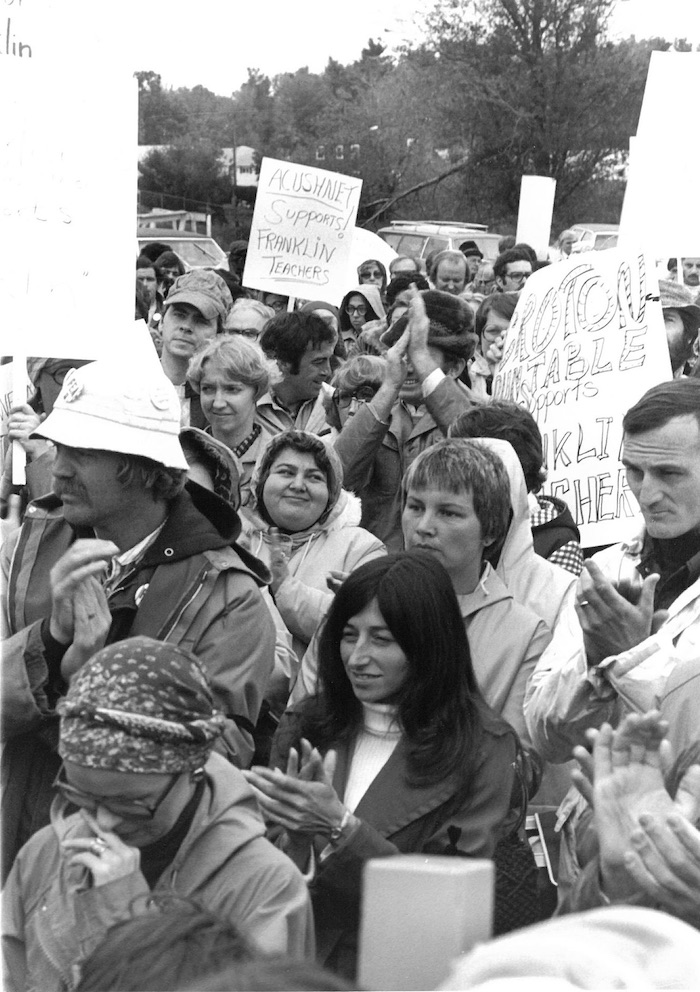 Crowd holding signs supporting the Franklin strike.