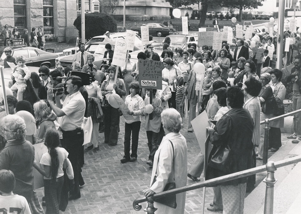 Large crowd of picketers.