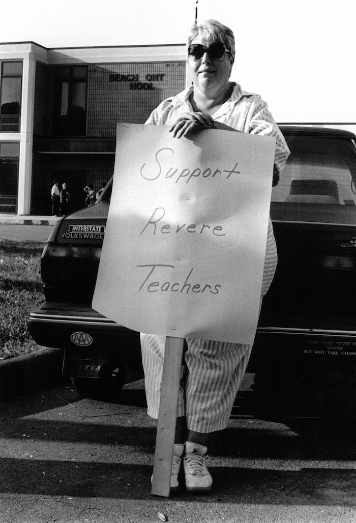 Person with a sign supporting the Revere strike.