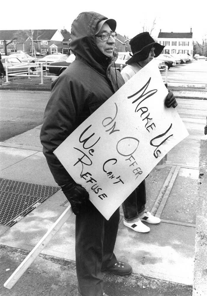 Picketer holding a sign supporting the Springfield strike.